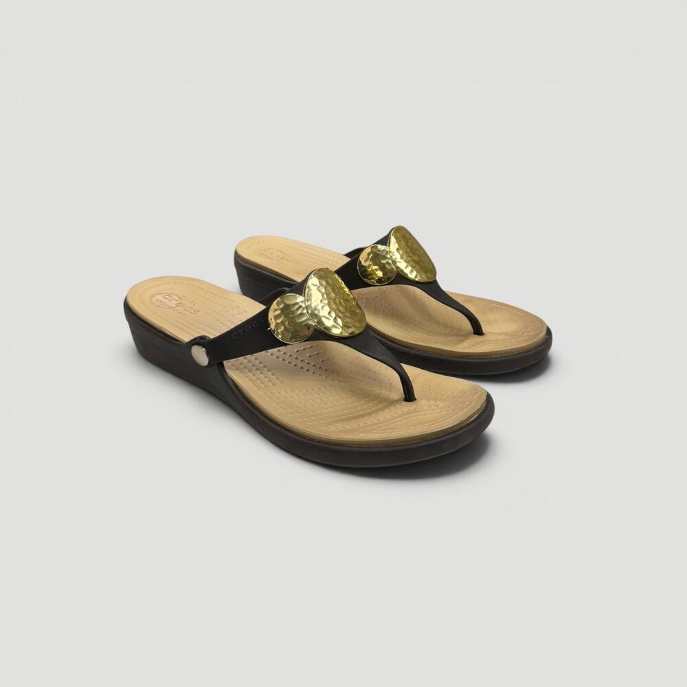 Crocs Women’s Sanrah Gold Triple Medallion Brown Slip On Thong Sandal Size 11